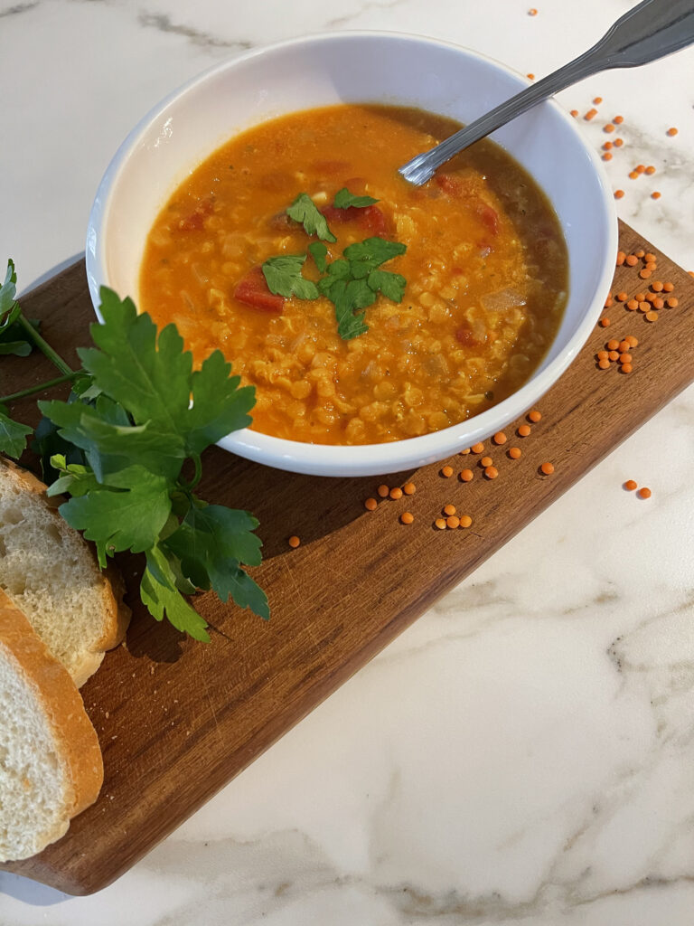 Ein Bild der fertigen Rote-Linsen-Suppe mit Brot.