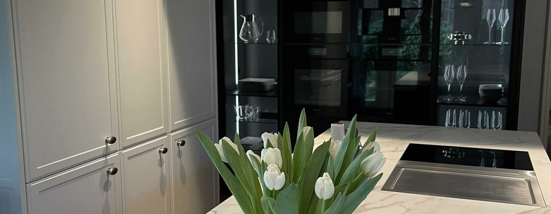 Das Bild zeigt Designerlampen in einer neuen Küche.