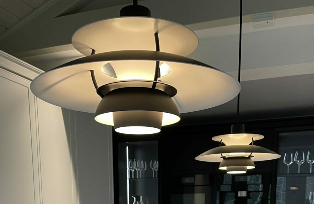 Das Bild zeigt Designerlampen in einer neuen Küche.